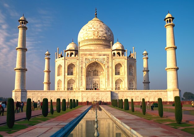 biały taj mahal z błękitnym niebem