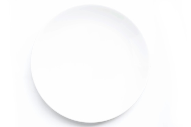 Biały talerz ceramiczny na białym stole. Na żywność, przestrzeń reklamową.