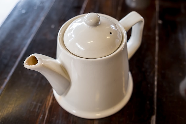 Biały teapot na drewnianym stole