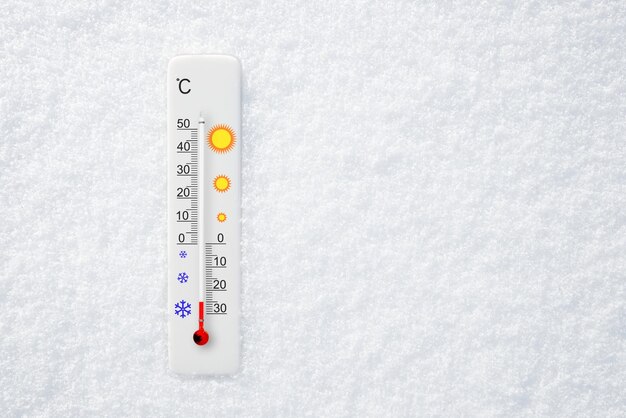 Zdjęcie biały termometr w skali celsjusza w śniegu temperatura otoczenia minus 25 stopni celsjusza