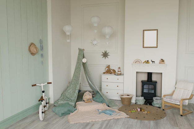 Zdjęcie biały tkaninowy tipi i skandynawski prosty dekor we wnętrzu pokoju dziecięcego