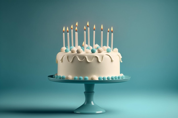 Biały tort urodzinowy ze świeczkami na niebieskim tle, puste puste miejsce
