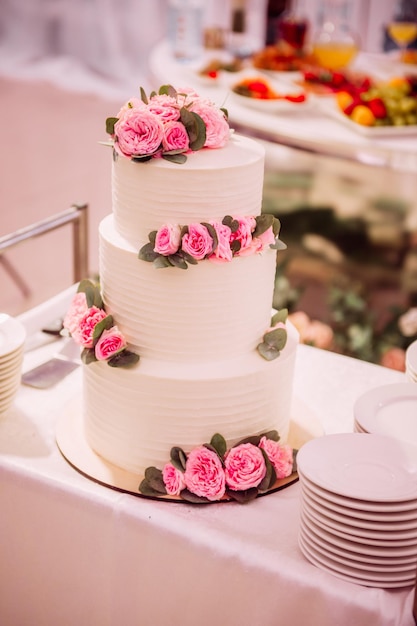 Biały tort w różowe kwiaty 3855