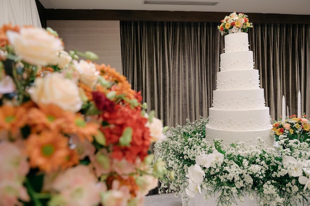 Biały tort weselny z kwiatami