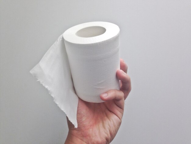 Biały uchwyt na papier toaletowy lewą ręką