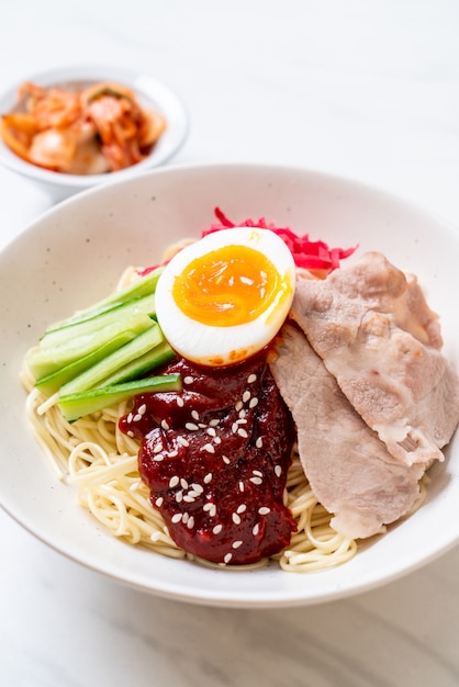 bibim naengmyeon - koreański zimny makaron