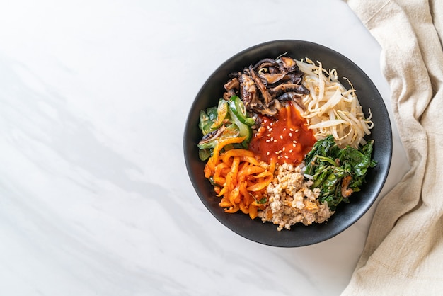 Bibimbap, koreańska pikantna sałatka z miską ryżu