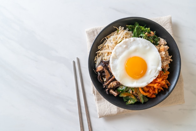 Bibimbap, Koreańska Pikantna Sałatka Z Ryżem I Jajkiem Sadzonym