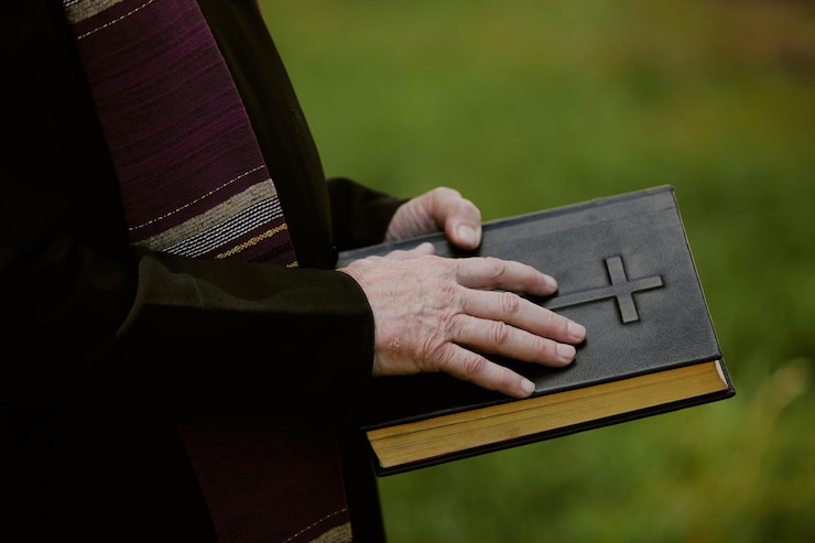 Zdjęcie biblia w nieznanych rękach