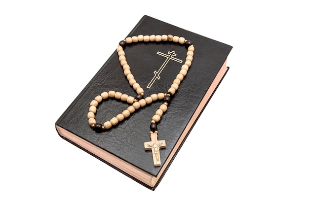 Biblia z różańcem na białym tle