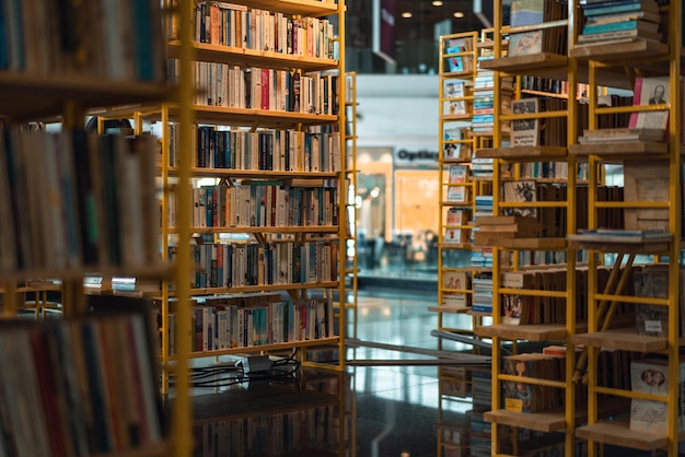 Biblioteka ze znakiem, który mówi „książka jest na półce”