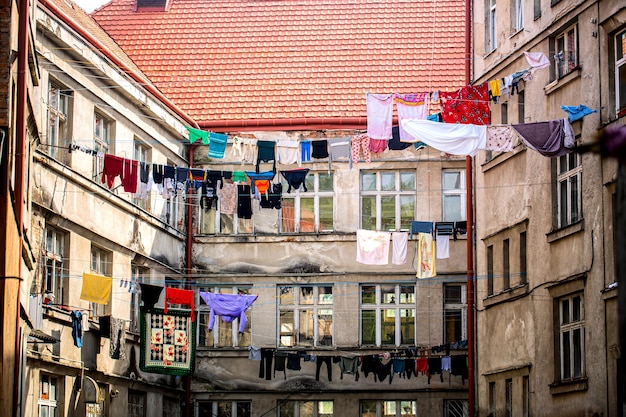 Biedna dzielnica Ubrania wiszące do wyschnięcia na sznurze Suszenie prania na linie