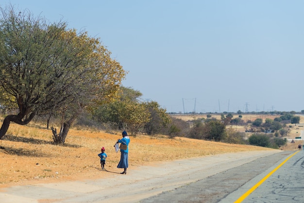 Biedni ludzie chodzący po drogach w Namibii w Afryce.
