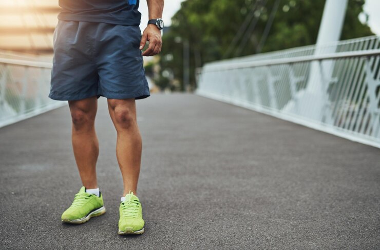 Zdjęcie bieg fitness i nogi człowieka w mieście do ćwiczeń treningu maratonu i treningu sercowego na świeżym powietrzu sport zdrowie i nogi osoby na moście dla dobrego samopoczucia zdrowie i rozgrzewka w mieście miejskim