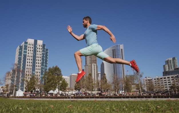 Biegacz człowiek szkolenia na zewnątrz. Kaukaski mężczyzna jogging sportowiec w mieście San Diego. Dopasuj młodego joggera do biegania.