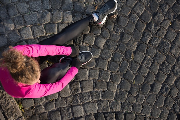 biegaczka rozgrzewa się i rozciąga przed porannym joggingiem