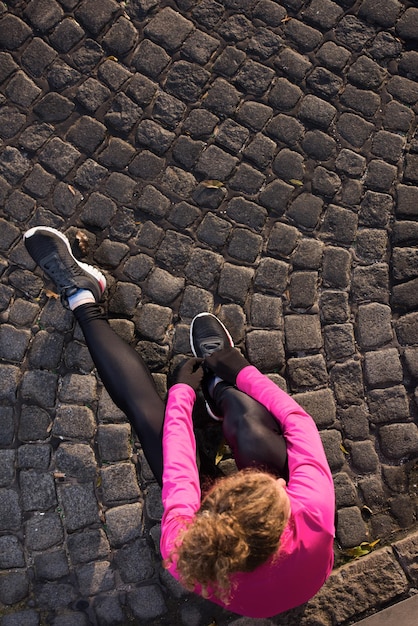 biegaczka rozgrzewa się i rozciąga przed porannym joggingiem