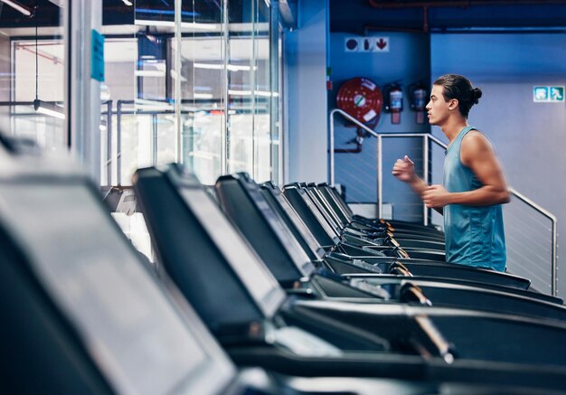 Bieganie fitness i ćwiczenia człowieka na bieżni w treningu siłowym lub zdrowym cardio zdrowie wellness i energia Zoom męski i sportowy maratończyk biegający w treningu fitness do wyścigu