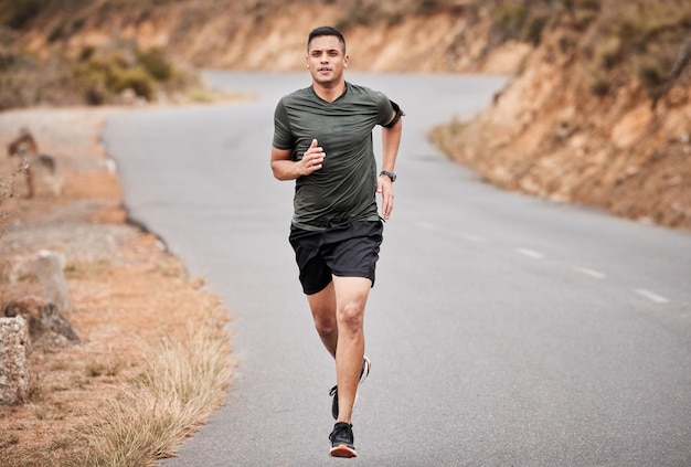 Bieganie fitness i mężczyzna na drodze do treningu wysiłkowego i treningu z utratą masy mięśniowej i energii Focus runner sportowiec lub zdrowa osoba biegająca dla wyzwania sportowego na ulicy przyrody