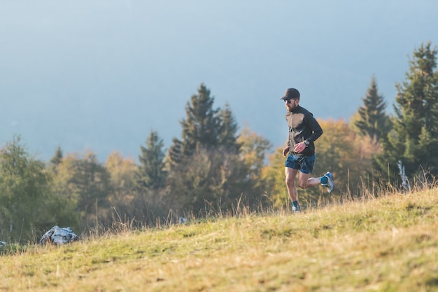 Zdjęcie bieganie na wolności wśród jesiennych wzgórz