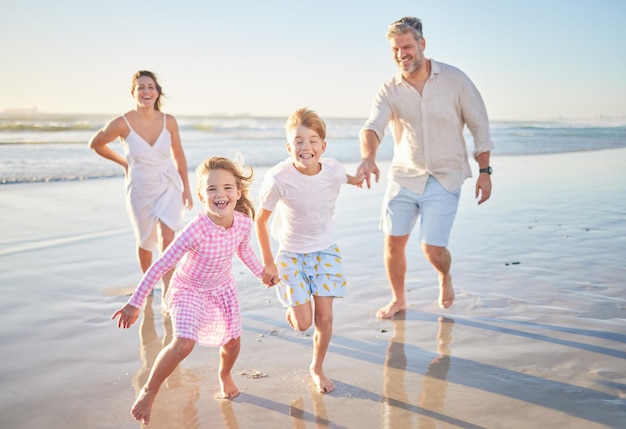 Bieganie w podróży i radość z rodziną na plaży na Bali wakacje dla miłości lato i wolność Uśmiech wsparcie i trzymanie się za ręce z rodzicami i dziećmi na wakacje wellness i zaufanie razem