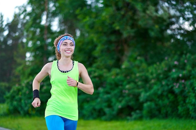 Biegnąca kobieta Kobieta biegaczka Jogging podczas treningu na świeżym powietrzu w parku Piękna szczupła dziewczyna Modelka fitness na zewnątrz Odchudzanie