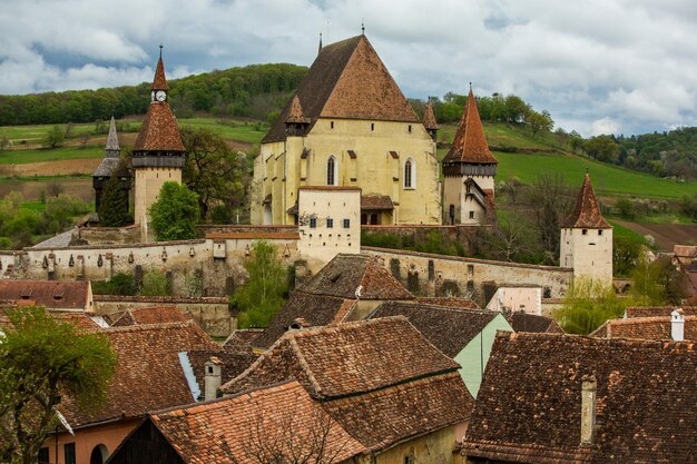 Zdjęcie biertan bardzo piękna średniowieczna wioska w transylwanii rumunia historyczne miasto