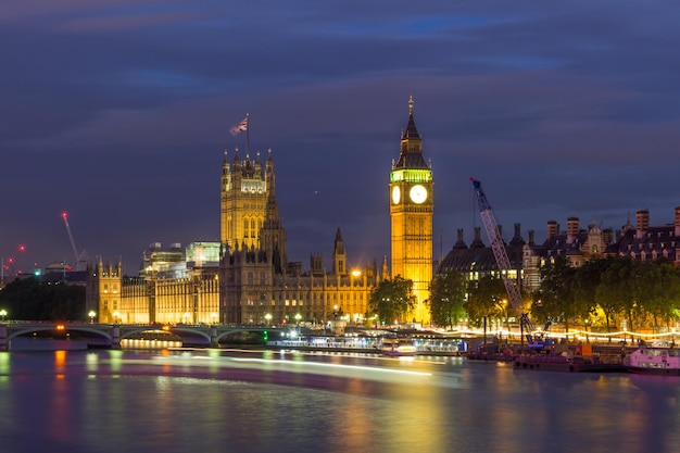 Big Ben i Izba Parlamentu w nocy. Londyn