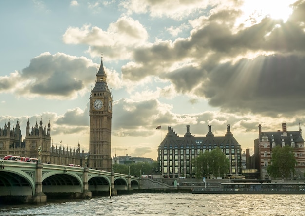 Big Ben i promień słońca w Londynie