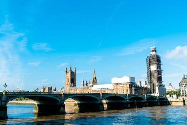 Big Ben I Westminster Bridge Z Tamizą W Londynie W Wielkiej Brytanii
