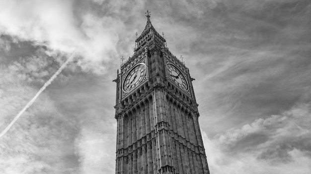 Big Ben na tle zachmurzonego nieba w czarno-białych kolorach londyn uk