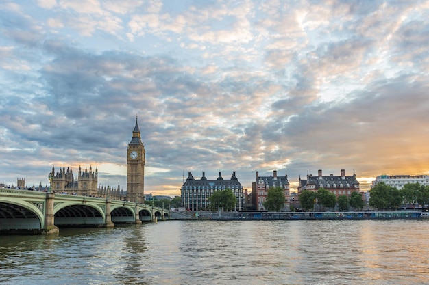 Big Ben, Portcullis House I Most Westminster. O Zachodzie Słońca W Londynie