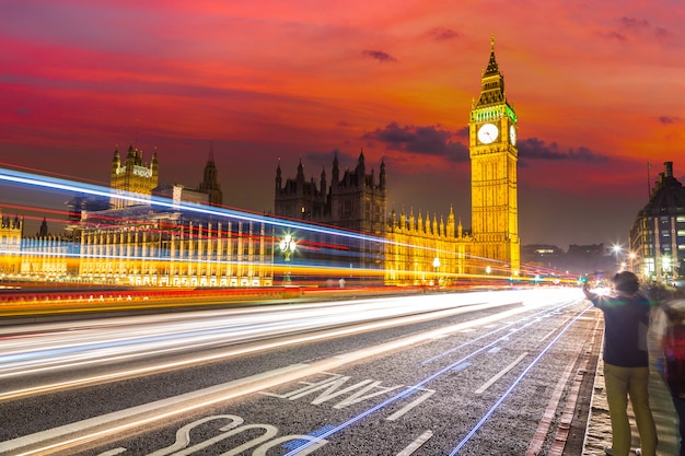 Big Ben w Londynie i ruch uliczny na Westminster Bridge