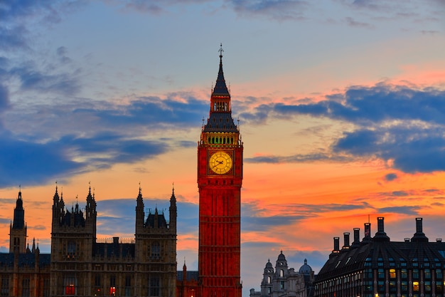 Big Ben Zegarowy wierza Londyn przy Thames rzeką