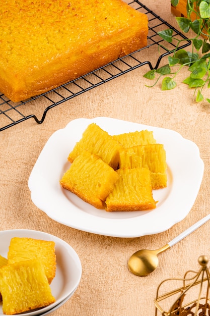 Bika ambon czyli złote ciasto lub złota kuih binka w Singapurze to indonezyjski deser