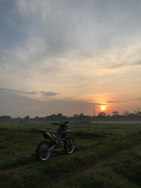 Biker Supermoto z krajobrazem wschodu słońca
