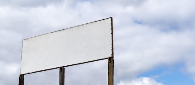 Billboard Błękitne niebo z chmurami