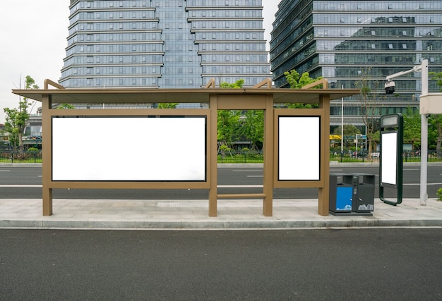 Billboard na przystanku autobusowym na scenie (qingdao, chiny)