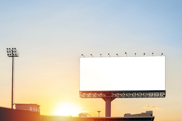 Billboard puste z błękitne niebo na plakat reklamy zewnętrznej