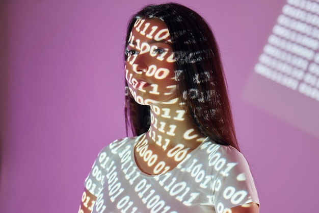 Binarny kod maszynowy Piękna młoda kobieta jest w neonach projektora w studio