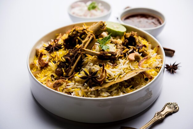 Biriyani Z Baraniny Lub Jagnięciny Z Ryżem Basmati, Podawane W Misce Na Nastrojowym Tle