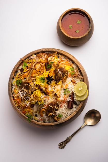 Biriyani z baraniny lub jagnięciny z ryżem basmati, podawane w misce na nastrojowym tle.