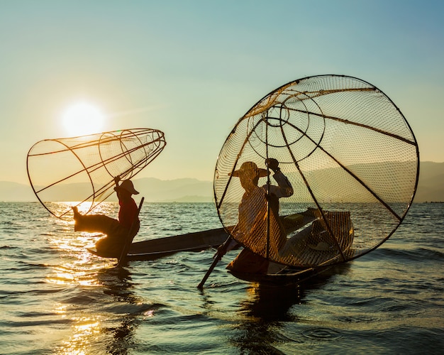 Birmański rybak przy Inle jeziorem, Myanmar