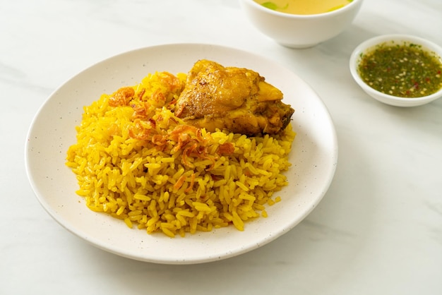 Biryani z kurczaka lub ryż curry i kurczak ThaiMuzułmańska wersja indyjskiego biryani z pachnącym żółtym ryżem i kurczakiem