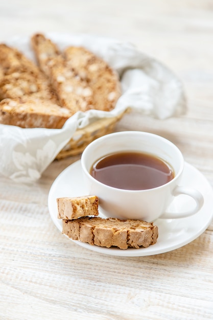 Biscotti na jasnym tle. Smaczne śniadanie. Selektywna ostrość.