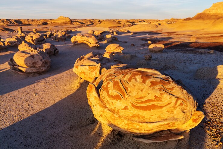 Zdjęcie bisti badlands, obszar dzikiej przyrody de-na-zin, nowy meksyk, usa
