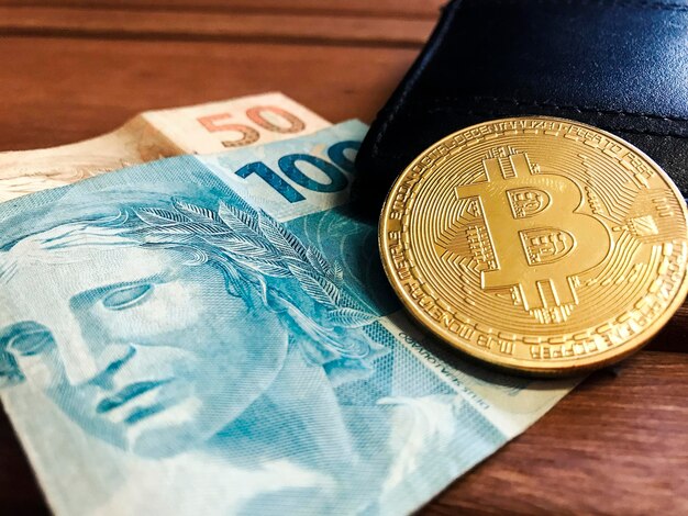 Bitcoin Brazylijskie pieniądze i portfel na drewnianym stole