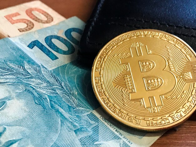 Bitcoin Brazylijskie pieniądze i portfel na drewnianym stole