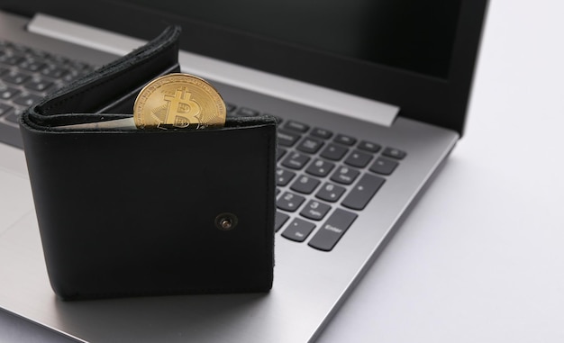 Bitcoin I Portfel Na Klawiaturze Laptopa Kryptowaluta