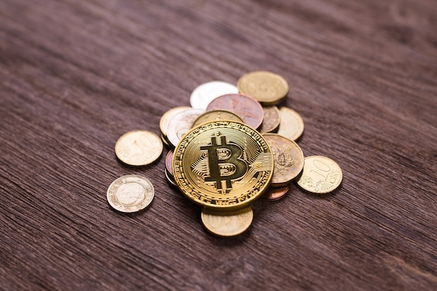 Bitcoin na monetach różnych krajów. Cyfrowy system płatności. Cyfrowe monety kryptowalutowe na farmie bitcoinów w cyfrowej cyberprzestrzeni.